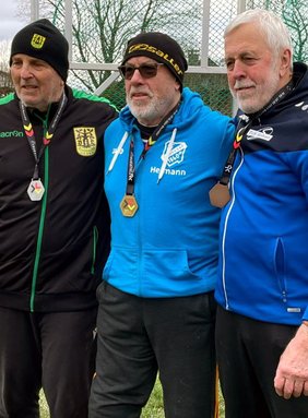 Die drei Erstplatzierten beim Hammerwurf in Baunatal (von links): Klaus Kynast (VfL Eintracht Hagen/2.), Hermann Huppertsberg (DT Ronsdorf/1.) und Waldemar Wörter (TuS Sohren/3.).