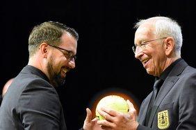 Jahrhundert-Trainer auf dem geteilten 1. Platz: Stefan Neff (links) nimmt die Glückwünsche von Eintracht-Präsident Detlef Spruth entgegen.