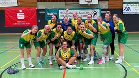 Gratulation an den Meister aus Schwelm und Freude über den eigenen Sieg in Wetter: die Kreisliga-Frauen der Eintracht.